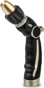 RESTMO Pulverizador de bocal de mangueira de alta pressão, cabeça de latão resistente, bocal de mangueira de água de metal para lavagem de carro, limpeza de jardim, irrigação de gramado e plantas, controle de fluxo de polegar ajustável, 4 padrões de pulverização